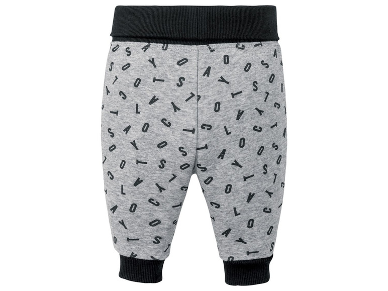 Grijze babybroek met zwarte letters.