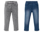 Twee paar jeans, een grijs en een blauw