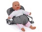 Een babypop in een draagzak voor poppen.