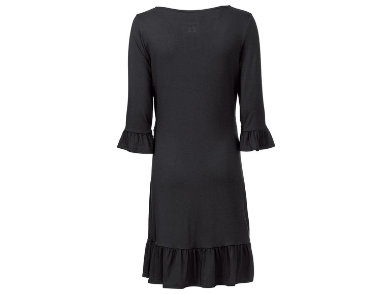 Een zwarte jurk met geruite mouwen.