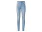 Lichtblauwe skinny jeans.