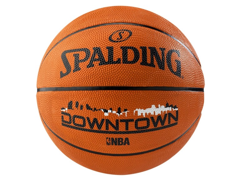Een oranje Spalding basketbal met een 'Downtown' ontwerp.