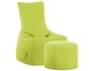 Een groene beanbag stoel met bijpassende poef.