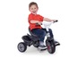 Een kind rijdt op een grijze Baby-Dreite trike.