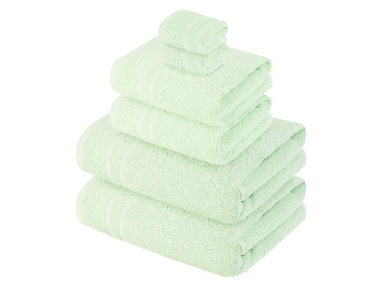 Een stapel zachte, lichtgroene handdoeken.