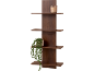 Bruine wandplank met een kaars en een hangplant.