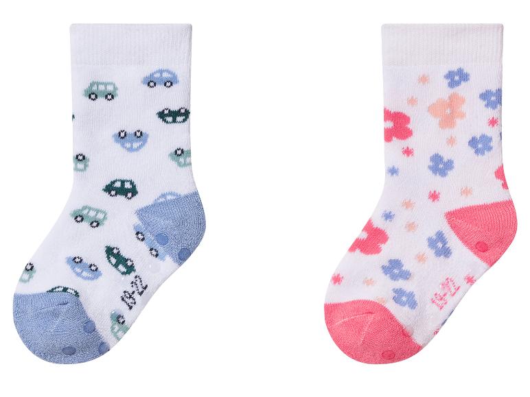 Witte kindersokken met blauwe en groene auto's en kleurrijke bloemen