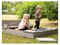 Houten zandbak voor kinderen met bankjes en bakken voor zand.