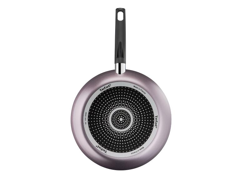 Onderkant van de Tefal Elemental pan 28 cm van gerecycled aluminium.