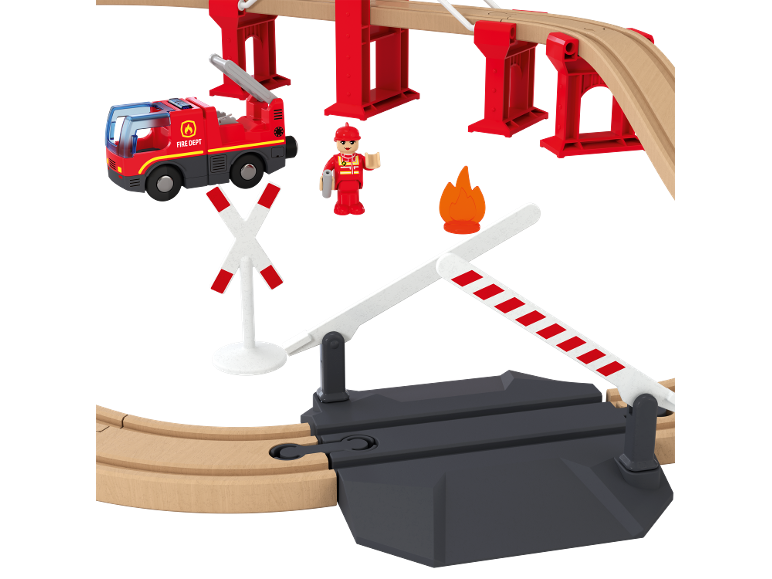 Houten treinset met brandweerwagen, brandweermanfiguur, vuur en spoorwegovergang.