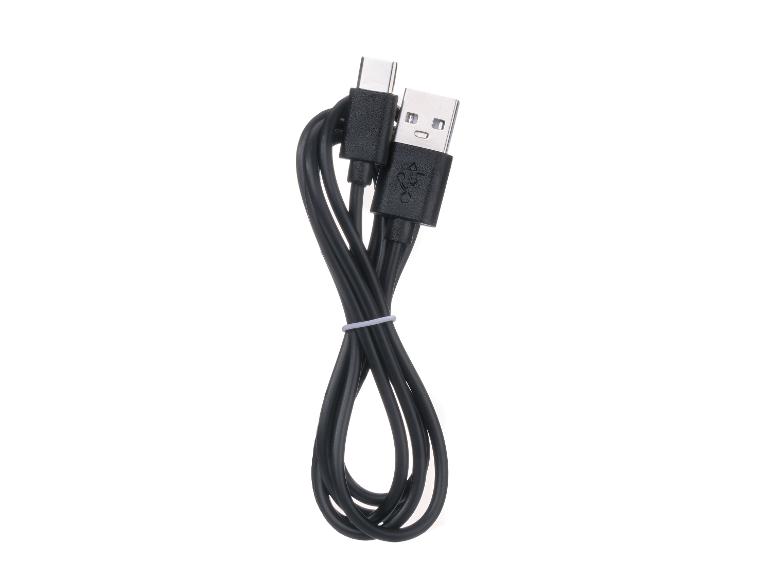 Zwarte USB-C oplaadkabel met USB-A connector, opgerold en vastgezet met een witte band