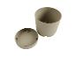 Beige plastic plantenpot met deksel.