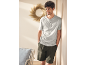 Glimlachende man in een lichtgrijs henley-shirt en een donkergroene korte broek.