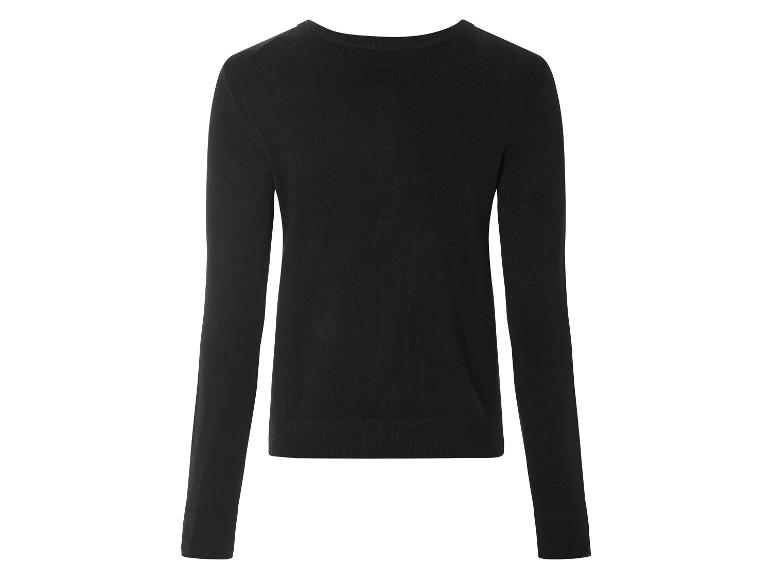 Een zwart gebreid trui met lange mouwen.