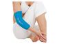 Zittende vrouw in wit, met blauwe elleboogbrace met tekst op arm.