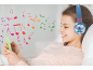 Meisje met koptelefoon luistert naar muziek van telefoon, met vliegende noten.