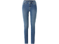 Blauwe damesjeans met vijf zakken en knoopsluiting.
