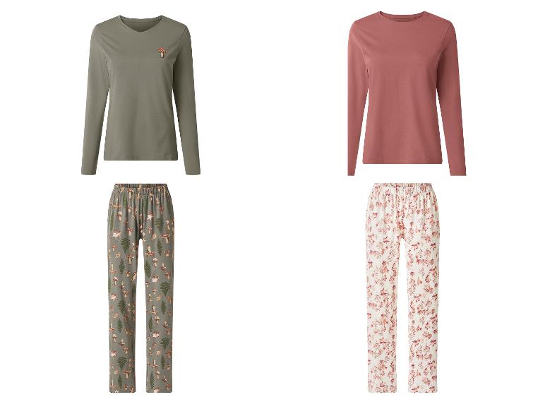 Twee pyjamasets: één olijfgroen met paddenstoelen en één roze met bladeren.