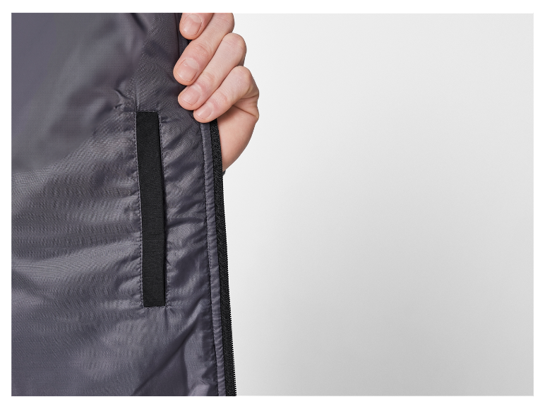 Close-up van een jas met rits.