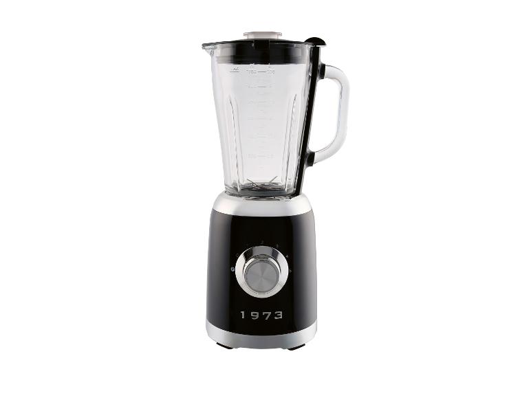 Zwarte en zilveren blender met een glazen kan, voorzien van een bedieningsknop en de tekst '1973'.
