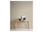 Houten consoletafel met plant, decoratieve vazen en ingelijste afbeelding.