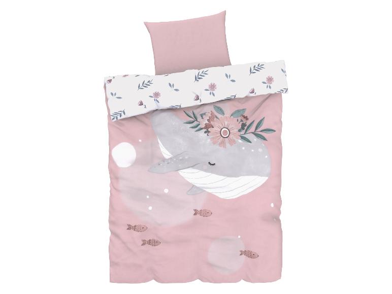 Roze beddengoed met een bloemrijke walvis en bloemenmotieven.