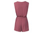 Een roze jumpsuit zonder mouwen.