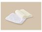 Witte gewatteerde matrasbeschermer en beige orthopedisch traagschuim kussen op een beige achtergrond.