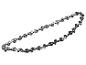 Close-up van een kettingzaagketting op een witte achtergrond.