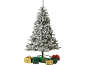 Besneeuwde kerstboom met goud, groen en rood ingepakte cadeaus aan de voet.
