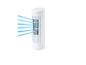 Witte torenventilator met blauwe luchtstromen die uit de zijkant komen.