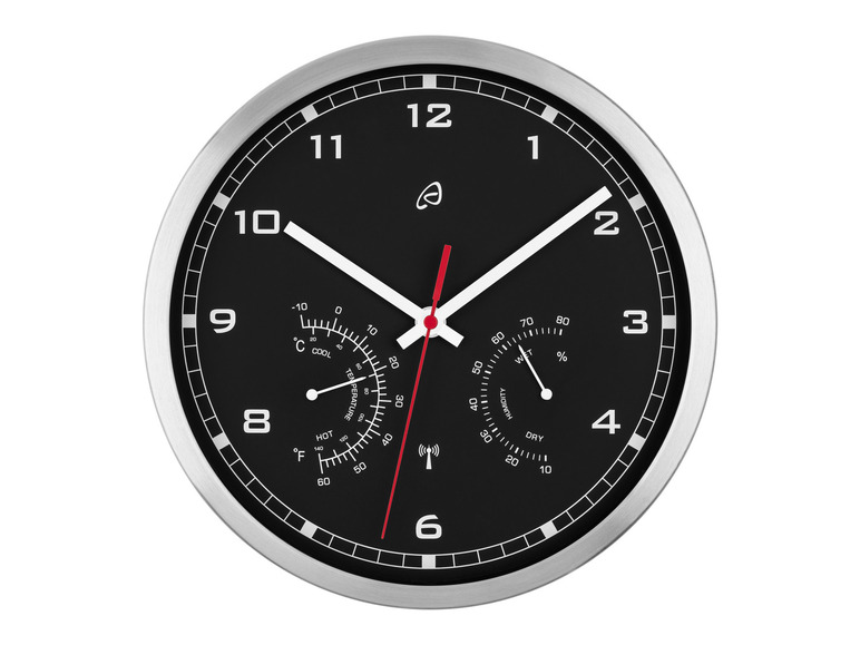 Een analoge klok met zilveren rand en een thermometer en hygrometer.