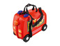Een rode koffer in de vorm van een brandweerwagen voor kinderen.
