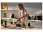 Man in de keuken, met de SILVERCREST® digitale waterkoker op de achtergrond.