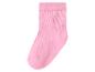 Een enkele roze sok met een geribbelde textuur.