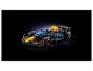 Een Lego Red Bull Formule 1 raceauto model met sponsorlogo's op een donkere achtergrond.