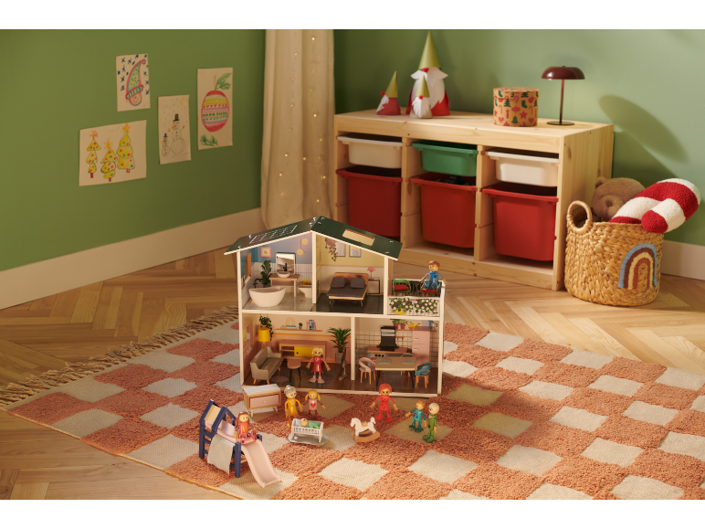 Poppenhuis met meubels en poppen op een geruit vloerkleed in een kinderkamer.