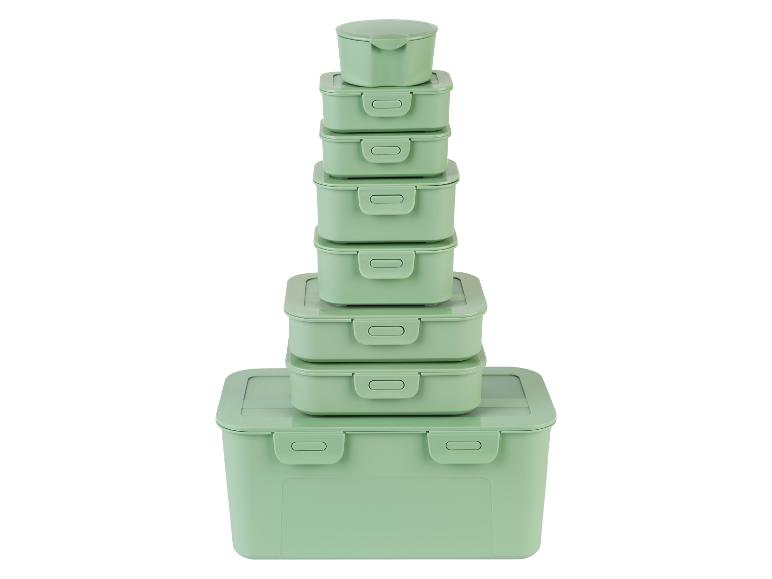 Een stapel groene plastic opbergdozen met deksels.