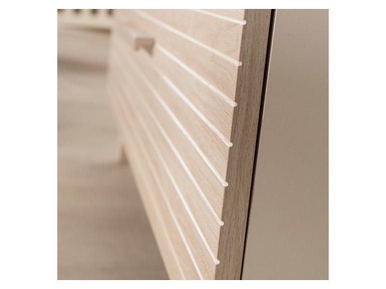 Close-up van een lichte houten kast met horizontale groeven en een kleine handgreep.