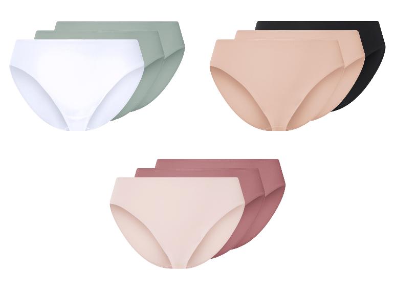 Drie packs slips in nude tinten, wit en groen.