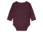 Een donkerrode baby romper met lange mouwen.