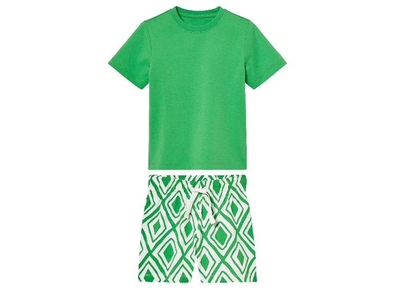 Groene t-shirt en shorts met geometrisch patroon.