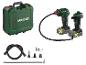 Groene koffer met twee draadloze luchtpompen, slangen en diverse adapters.