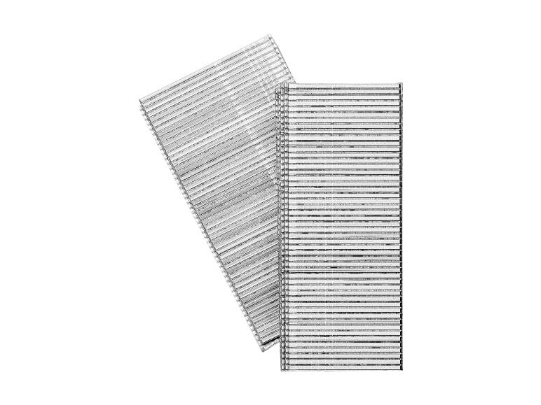 Twee strips met spijkers voor een nietpistool.