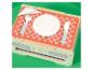 Houten speelgoed picknickmand met rood geruit kleed, bord, vork, mes en servetten.
