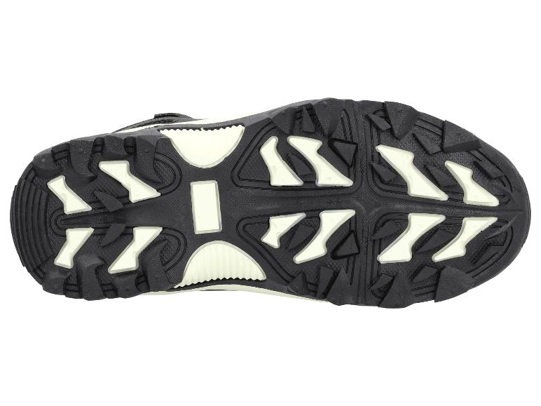 Onderaanzicht van een zwart-witte sportschoen met een getextureerde zool.