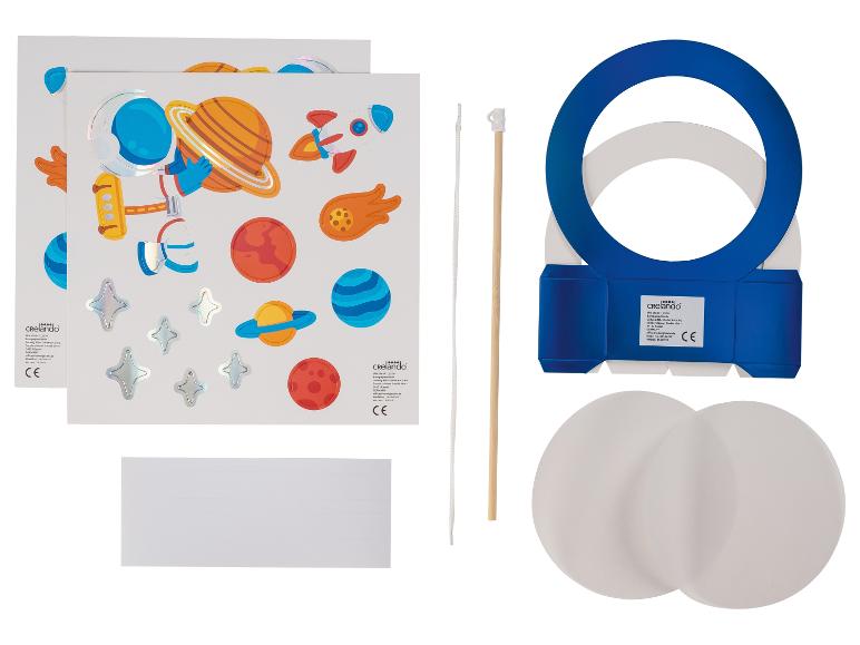 Ruimte-stickers, een houten stok met touw en een blauwe houder met witte schijven.