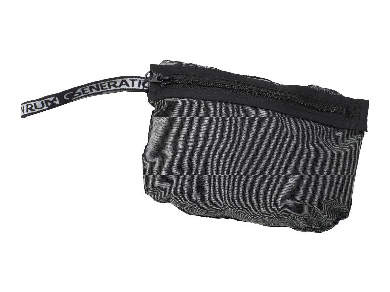 Klein zwart tasje met rits en band met de tekst 'VRUM GENERATION'.