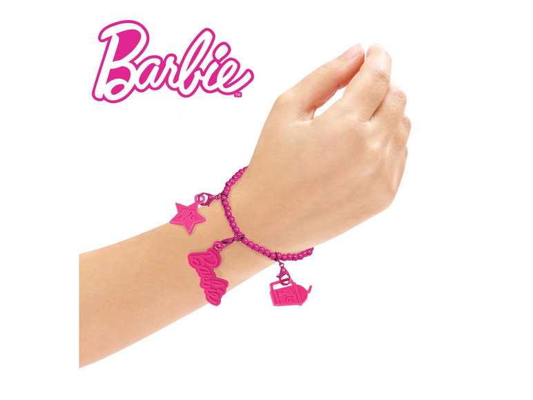Een roze Barbie armband met bedels in de vorm van een ster en een mok.