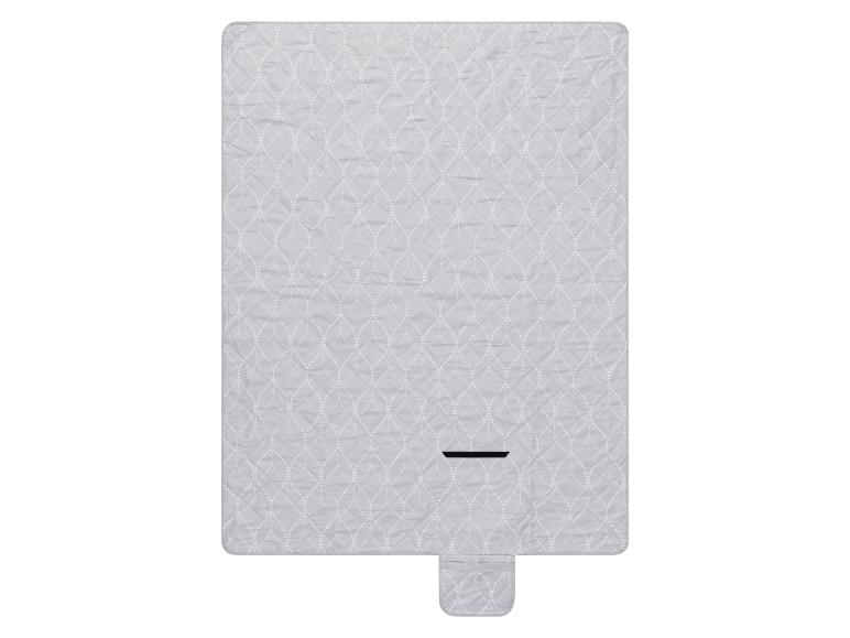 Grijze, gestikte picknickdeken met geometrisch patroon.